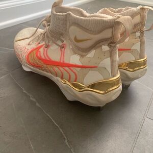 Nike Men’s white and Gold Hurrache metal baseball cleats. Worn 1 spring training
